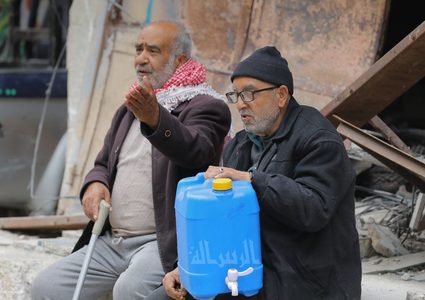المواطنون يواجهون حرب التجويع في مخيم حباليا المحاصر
