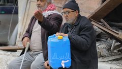 المواطنون يواجهون حرب التجويع في مخيم حباليا المحاصر