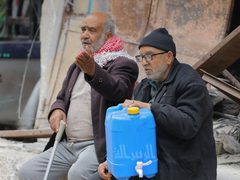المواطنون يواجهون حرب التجويع في مخيم حباليا المحاصر
