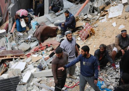 فلسطينيون يتفقدون بقايا منازلهم في دير البلح التي دمرها الاحتلال