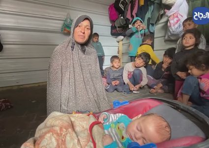 عدم تسجيل المواليد الجدد في غزة يحرمهم من المساعدات في مراكز النازحين