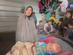 عدم تسجيل المواليد الجدد في غزة يحرمهم من المساعدات في مراكز النازحين