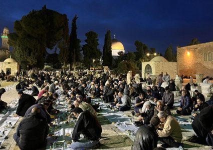 الاحتلال يعيق وصول مئات المصلين إلى المسجد الأقصى