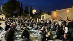 الاحتلال يعيق وصول مئات المصلين إلى المسجد الأقصى