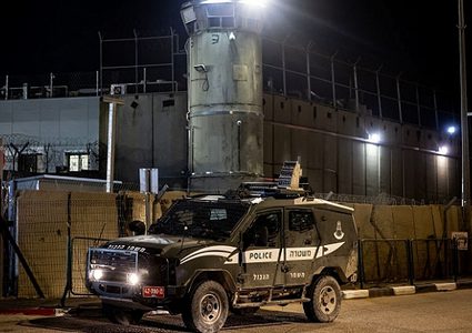 نتنياهو يوعز بإعداد أماكن في السجون لآلاف المعتقلين الجدد