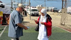 مها وافي .. مسعفةٌ فلسطينيةٌ تواصل عملها لرعاية أسرتها بعد اعتقال زوجها المسعف