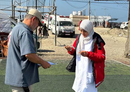 مها وافي .. مسعفةٌ فلسطينيةٌ تواصل عملها لرعاية أسرتها بعد اعتقال زوجها المسعف