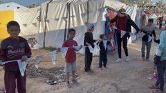 بالصور: تعليق زينة رمضان فوق خيام النازحين في مدينة دير البلح وسط غزة