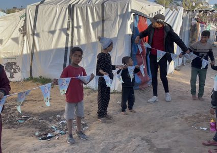 بالصور: تعليق زينة رمضان فوق خيام النازحين في مدينة دير البلح وسط غزة