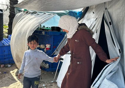 مها وافي .. مسعفةٌ فلسطينيةٌ تواصل عملها لرعاية أسرتها بعد اعتقال زوجها المسعف