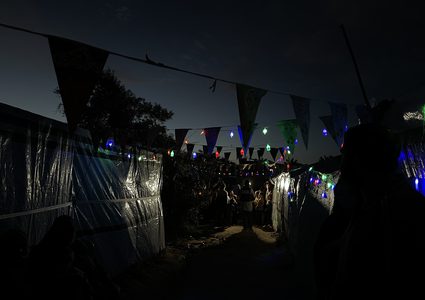 بالصور: تعليق زينة رمضان فوق خيام النازحين في مدينة دير البلح وسط غزة