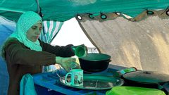 مها وافي .. مسعفةٌ فلسطينيةٌ تواصل عملها لرعاية أسرتها بعد اعتقال زوجها المسعف