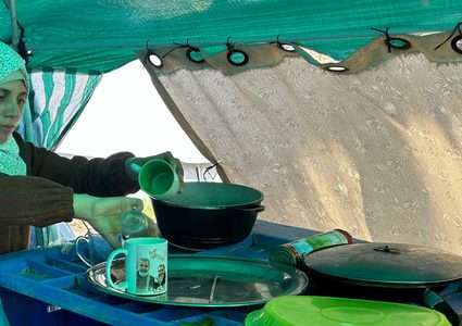 مها وافي .. مسعفةٌ فلسطينيةٌ تواصل عملها لرعاية أسرتها بعد اعتقال زوجها المسعف