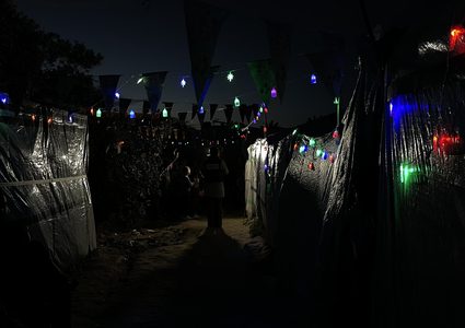 بالصور: تعليق زينة رمضان فوق خيام النازحين في مدينة دير البلح وسط غزة