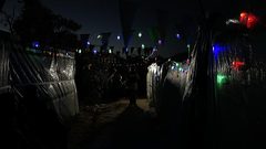 بالصور: تعليق زينة رمضان فوق خيام النازحين في مدينة دير البلح وسط غزة