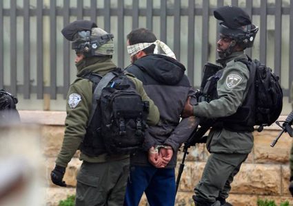 الاحتلال يعتقل شابا من مخيم الدهيشة