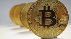 عملة "البيتكوين" تصعد إلى مستوى تاريخي جديد