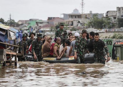 فيضانات تخلف 26 قتيلا وفقدان 11 آخرين في إندونيسيا