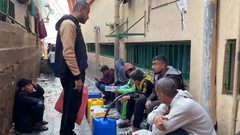 أهالي غزة يقاسون الأمرين للحصول على شربة ماء