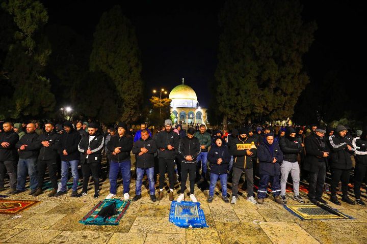 35 ألفا يؤدون صلاتي العشاء والتراويح في المسجد الأقصى رغم إجراءات الاحتلال