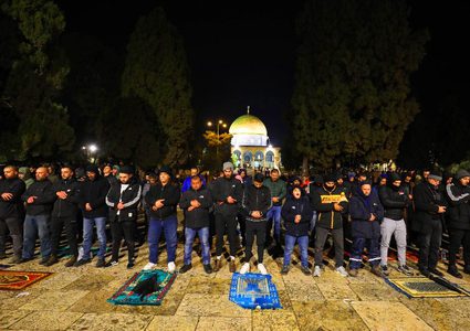 35 ألفا يؤدون صلاتي العشاء والتراويح في المسجد الأقصى رغم إجراءات الاحتلال