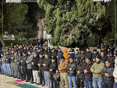 رغم التضييقات على أبواب الأقصى والبلدة القديمة ومنع العديد من الدخول للمسجد، آلاف المصلين يؤدّون صلاة العشاء والتراويح في رحاب الأقصى في الليلة الأولى من  رمضان.