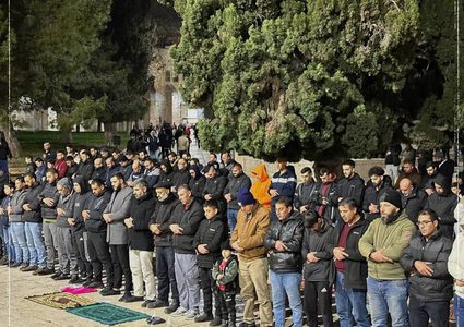 رغم التضييقات على أبواب الأقصى والبلدة القديمة ومنع العديد من الدخول للمسجد، آلاف المصلين يؤدّون صلاة العشاء والتراويح في رحاب الأقصى في الليلة الأولى من  رمضان.