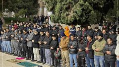 رغم التضييقات على أبواب الأقصى والبلدة القديمة ومنع العديد من الدخول للمسجد، آلاف المصلين يؤدّون صلاة العشاء والتراويح في رحاب الأقصى في الليلة الأولى من  رمضان.