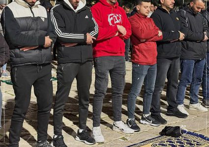 آلاف المصلين يؤدّون صلاة العشاء والتراويح في رحاب الأقصى ليلة رمضان