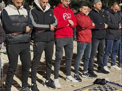 رغم التضييقات على أبواب الأقصى والبلدة القديمة ومنع العديد من الدخول للمسجد، آلاف المصلين يؤدّون صلاة العشاء والتراويح في رحاب الأقصى في الليلة الأولى من  رمضان.