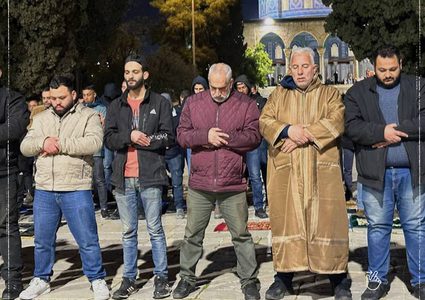 آلاف المصلين يؤدّون صلاة العشاء والتراويح في رحاب الأقصى ليلة رمضان