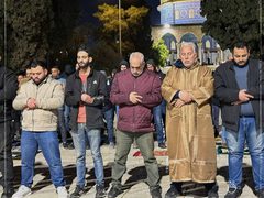 رغم التضييقات على أبواب الأقصى والبلدة القديمة ومنع العديد من الدخول للمسجد، آلاف المصلين يؤدّون صلاة العشاء والتراويح في رحاب الأقصى في الليلة الأولى من  رمضان.