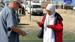 مها وافي .. مسعفةٌ فلسطينيةٌ تواصل عملها لرعاية أسرتها بعد اعتقال زوجها المسعف