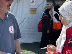 مها وافي .. مسعفةٌ فلسطينيةٌ تواصل عملها لرعاية أسرتها بعد اعتقال زوجها المسعف