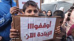 وقفة للأطفال في دير البلح للمطالبة بوقف الإبادة وقتل الأطفال