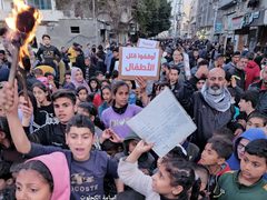 وقفة للأطفال في دير البلح للمطالبة بوقف الإبادة وقتل الأطفال
