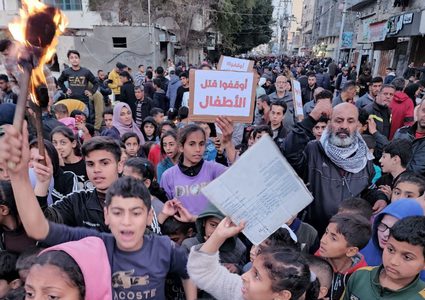 وقفة للأطفال في دير البلح للمطالبة بوقف الإبادة وقتل الأطفال