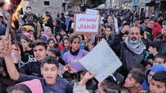 وقفة للأطفال في دير البلح للمطالبة بوقف الإبادة وقتل الأطفال