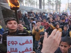 وقفة للأطفال في دير البلح للمطالبة بوقف الإبادة وقتل الأطفال