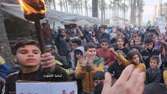 وقفة للأطفال في دير البلح للمطالبة بوقف الإبادة وقتل الأطفال