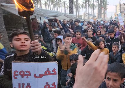 وقفة للأطفال في دير البلح للمطالبة بوقف الإبادة وقتل الأطفال