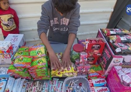 أطفال نازحون في غزة يتحولون إلى باعة لكسب لقمة العيش