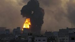 10 شهداء في قصف إسرائيلي استهدف منزلا بدير البلح