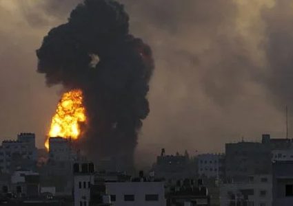 10 شهداء في قصف إسرائيلي استهدف منزلا بدير البلح