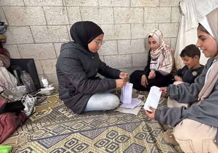 فلسطينيون يحاولون التشبث بالبهجة في رمضان بتزيين خيام النزوح في قطاع غزة