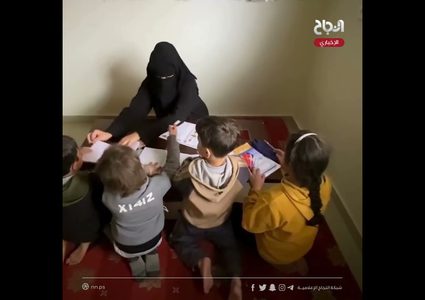 معلمة في رفح تحول بيتها لفصل دراسي لطلابها