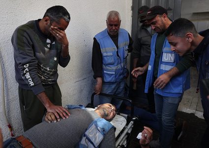 "الأونروا" تعلن استشهاد أحد موظفيها في غارة إسرائيلية على أكبر مستودعاتها في رفح