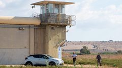 "هيئة الأسرى": 320 معتقلا في معتقل "جلبوع" يعيشون في جحيم مميت