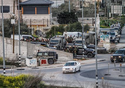 لاحتلال ينصب بوابتين حديديتين في شارع حوارة الرئيسي جنوب نابلس