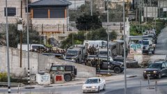 لاحتلال ينصب بوابتين حديديتين في شارع حوارة الرئيسي جنوب نابلس